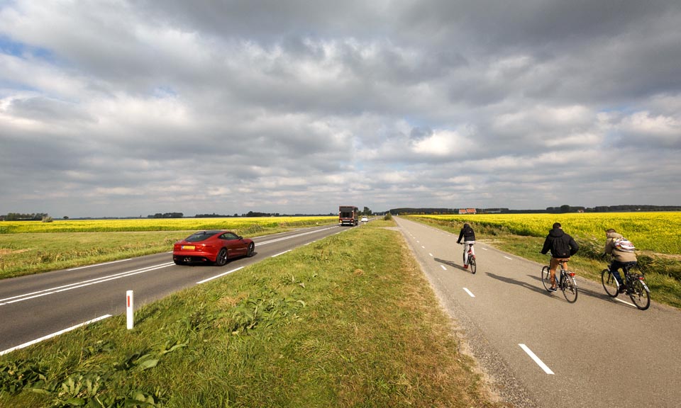 N215 fietsers en auto N215 fietsers en auto
