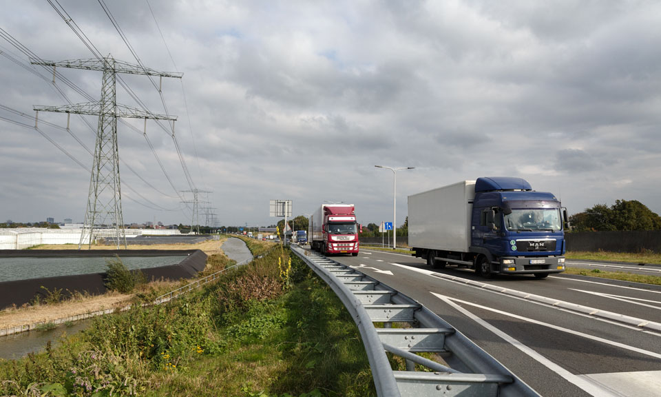 N222-hoogspanningsmast en vrachtwagens N222-hoogspanningsmast en vrachtwagens