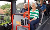 Afbeelding van 2 reizigers in de bus