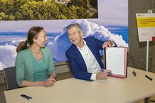 Simon Fortuyn en Anne Koning tijdens ondertekening bestuursovereenkomst ruimtelijke ontwikkelingen Lansingerland