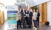 Groepsfoto van de stuurgroepleden van de Regionale Energie Strategie