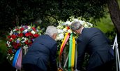 kranslegging door cdK en burgemeester van Den Haag