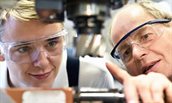 Twee mannen werken in de technische sector.