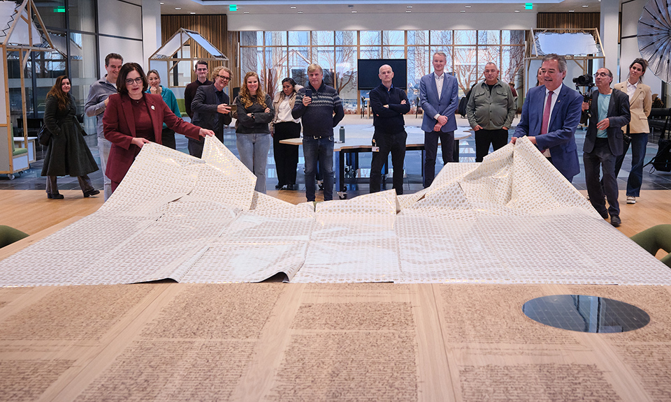 Historische Akte van Redemptie-tafel onthuld in Provinciehuis
