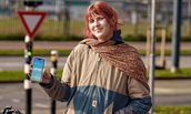 Vrouw toont fiets app