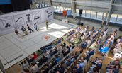 Bezoekers in het nieuwe innovatiecentrum